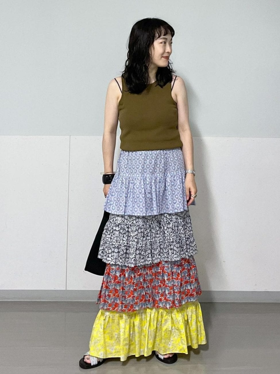 タンクトップでスカートの存在感を落ち着かせる