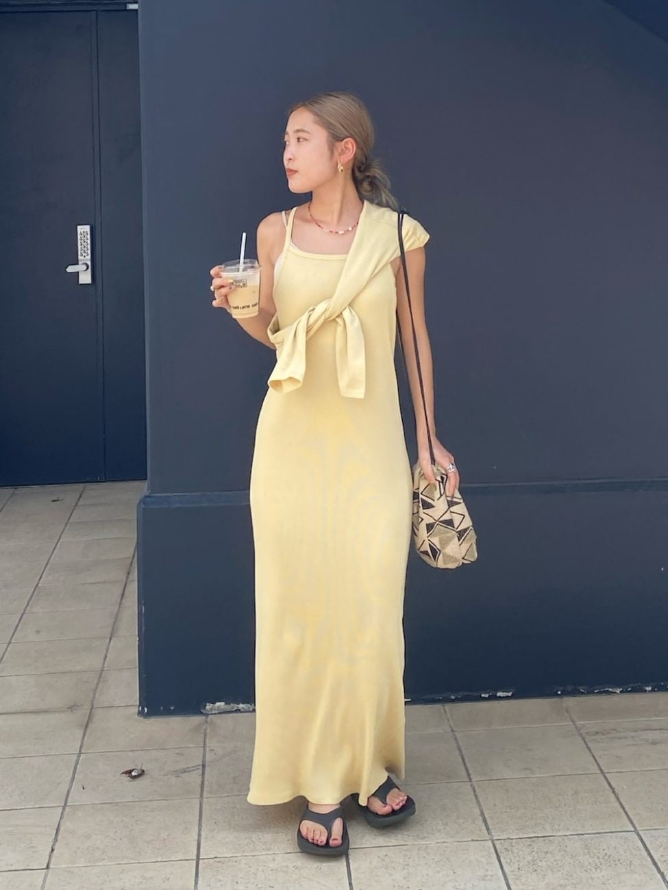 Iラインのシルエットですっきりとした印象に