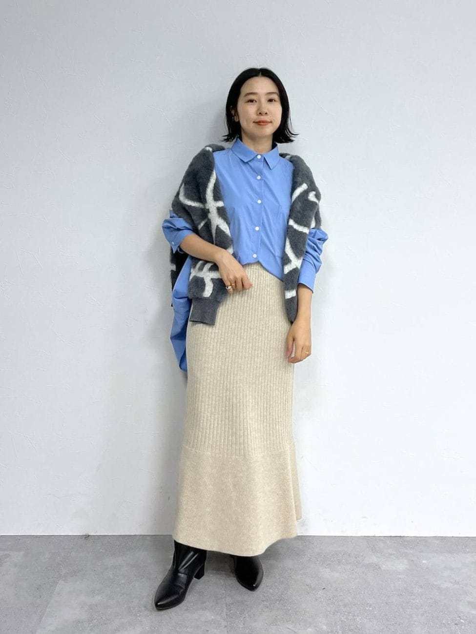 スカートのシルエットやリブの畝を活かす