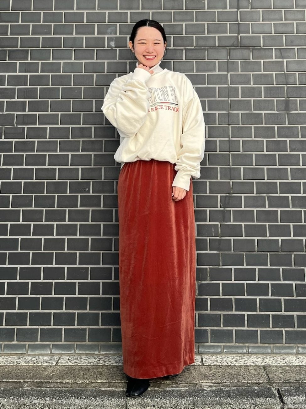 ルーズなスウェットで全体のバランスを調整