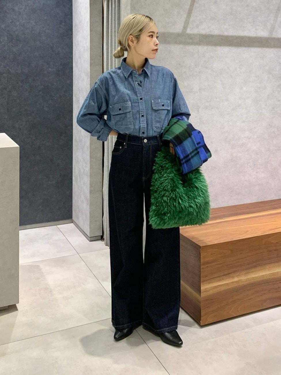 ワイドなデニムでかっこいい低身長コーデに