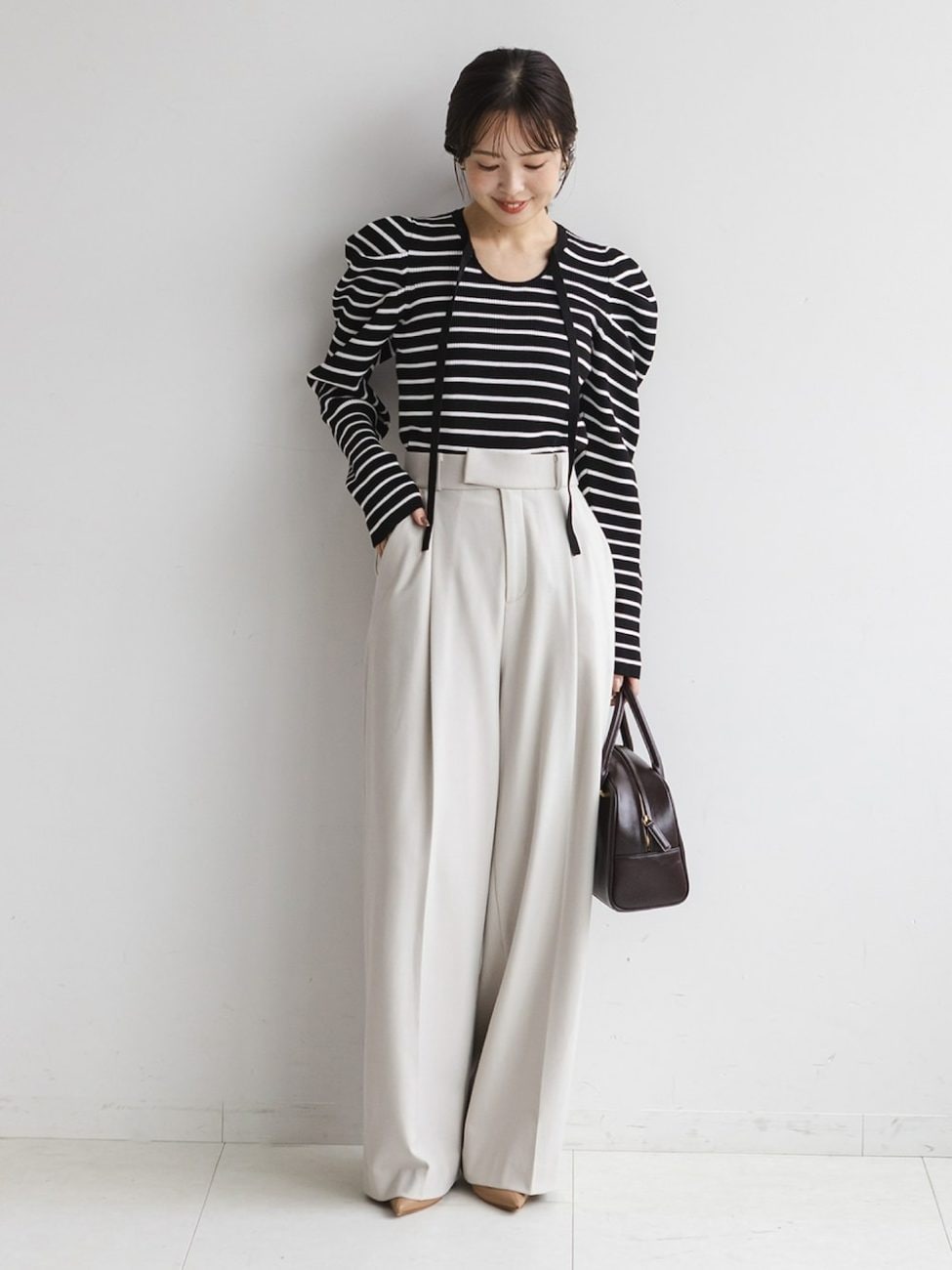 デザイン性の高いトップスで視線を集める