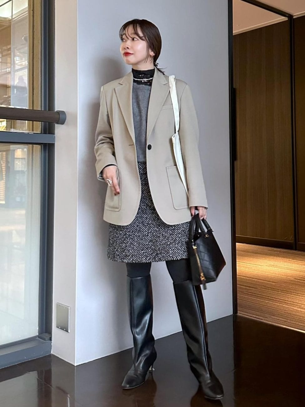 ミニスカート×ロングブーツの好相性コーデ