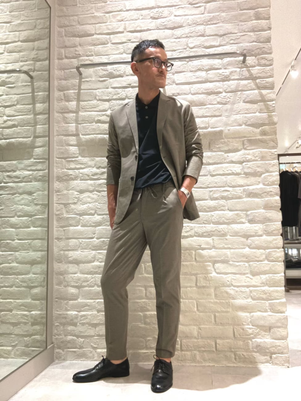 ▼オフィスでも過ごしやすいスマートなコーデに