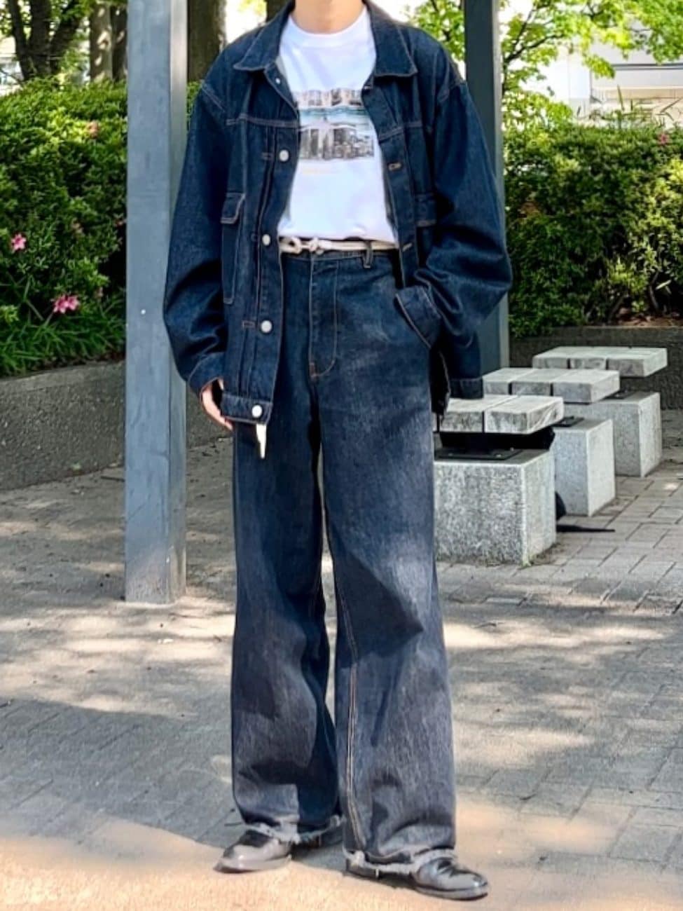 ▼初夏はデニムのセットアップで粋に決めて