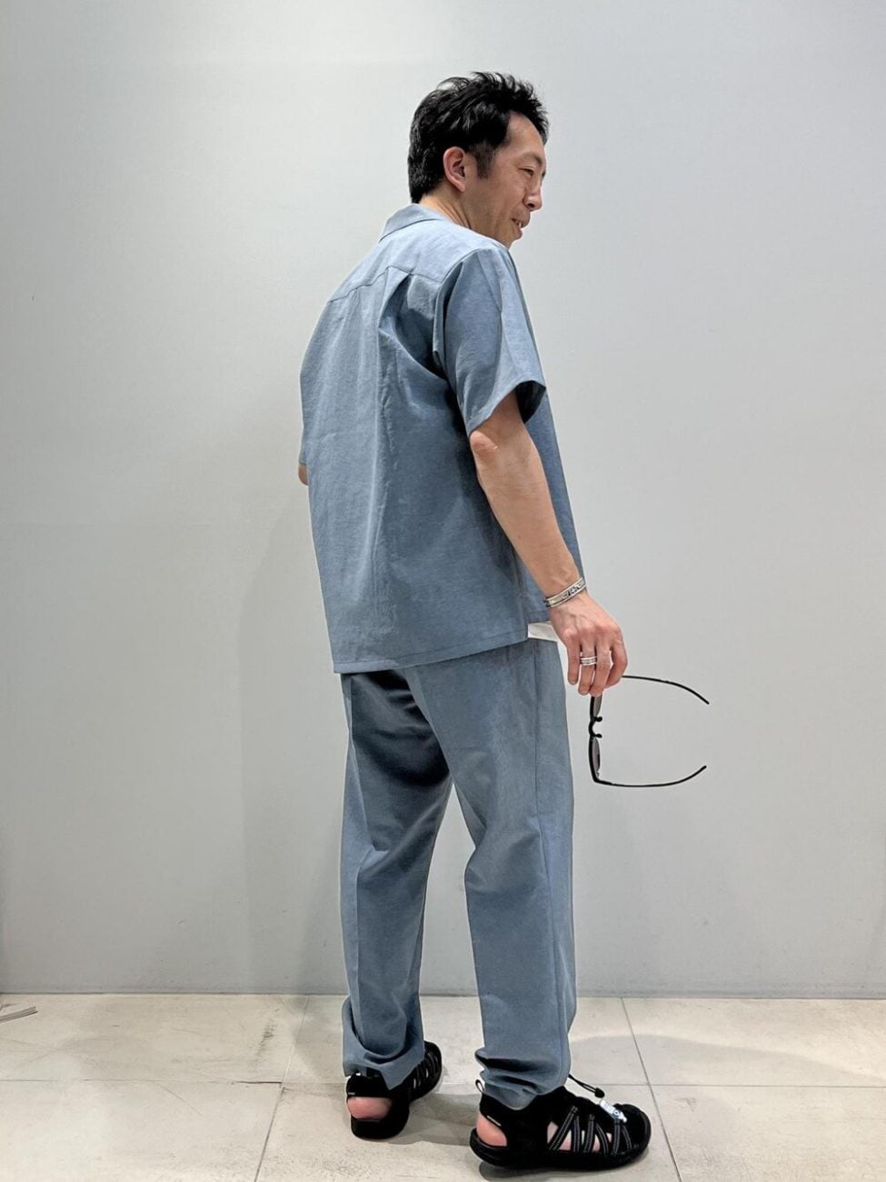 ▼グレーの半袖セットアップで清潔感高く