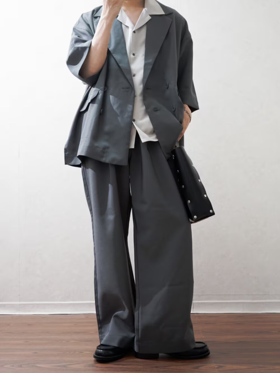 ▼ワイドなシルエットのジャケットを着こなして