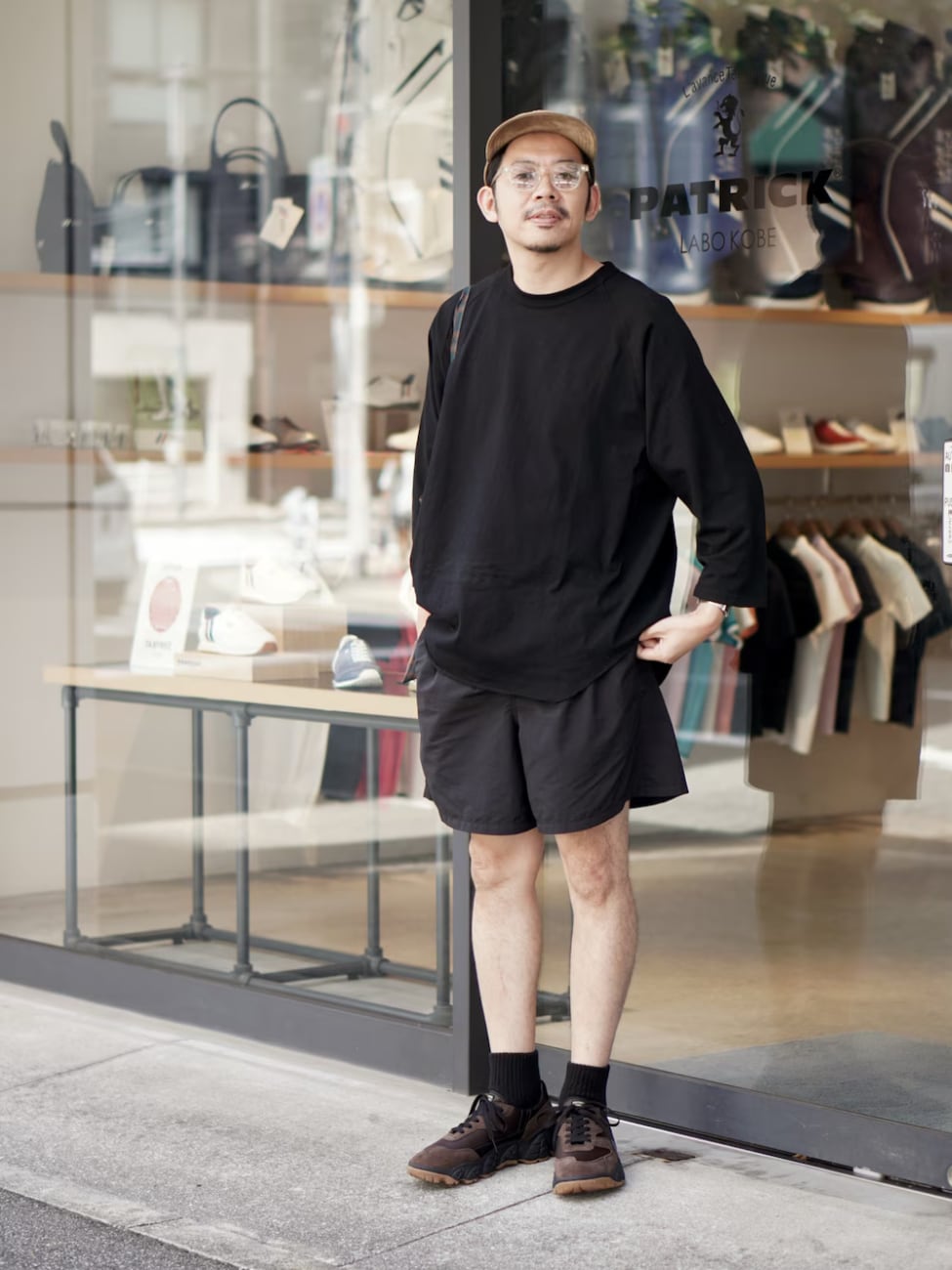 ▼ダークトーンのコーデはハーフパンツで抜きを出して