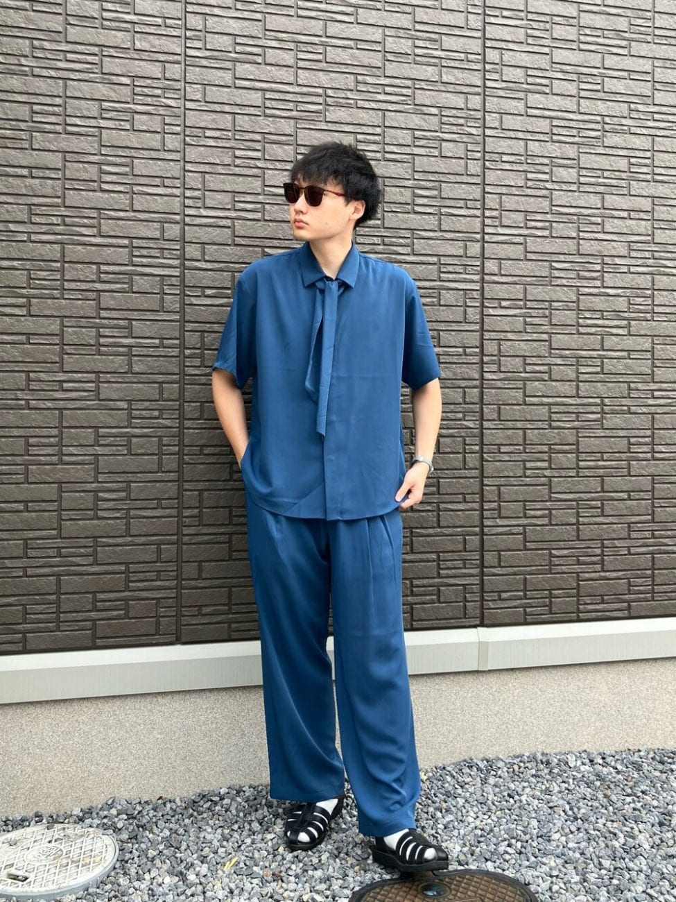 ▼スカーフがアクセントのセットアップで涼しげに