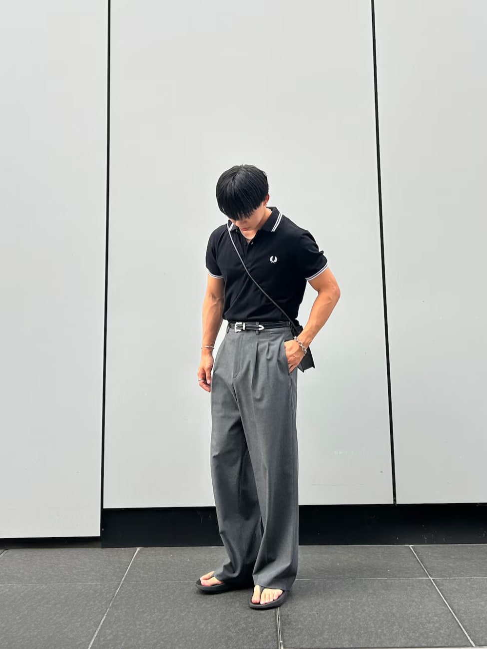 ▼なだらかなシルエットのサンダルでこなれ感を出して