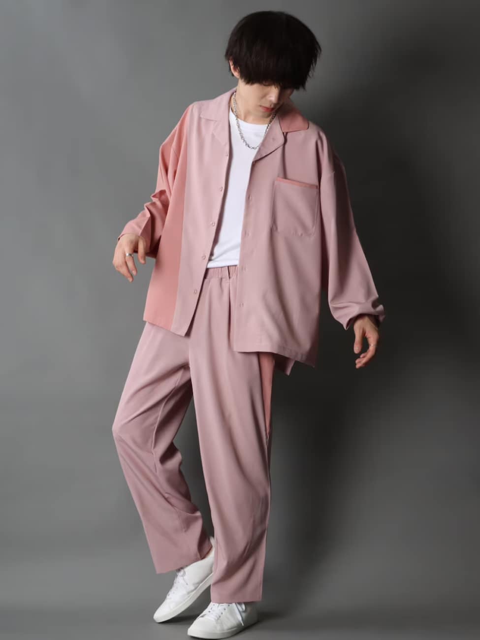 ▼アシンメトリーな切り替えがポイントの一着