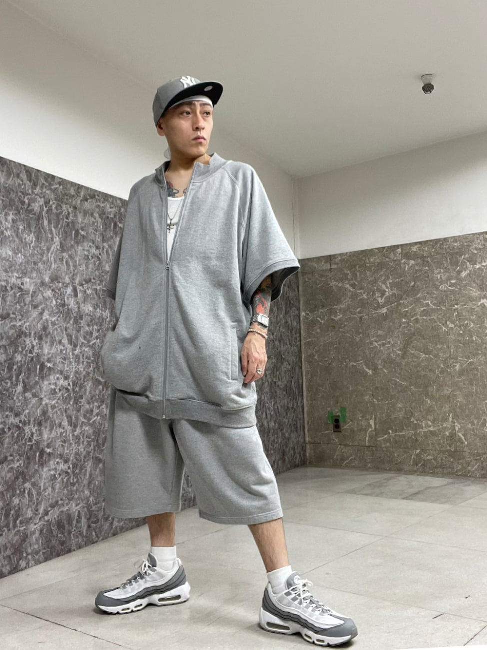 ▼スウェットセットアップをメインにグレーでまとめて