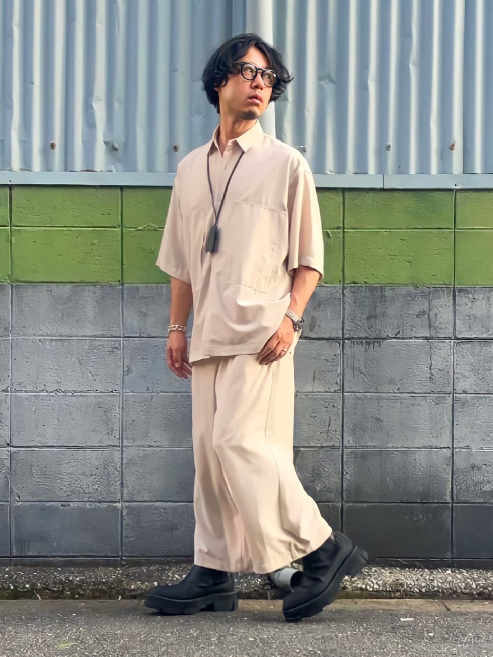 ▼白基調のセットアップコーデに差し色を散りばめて