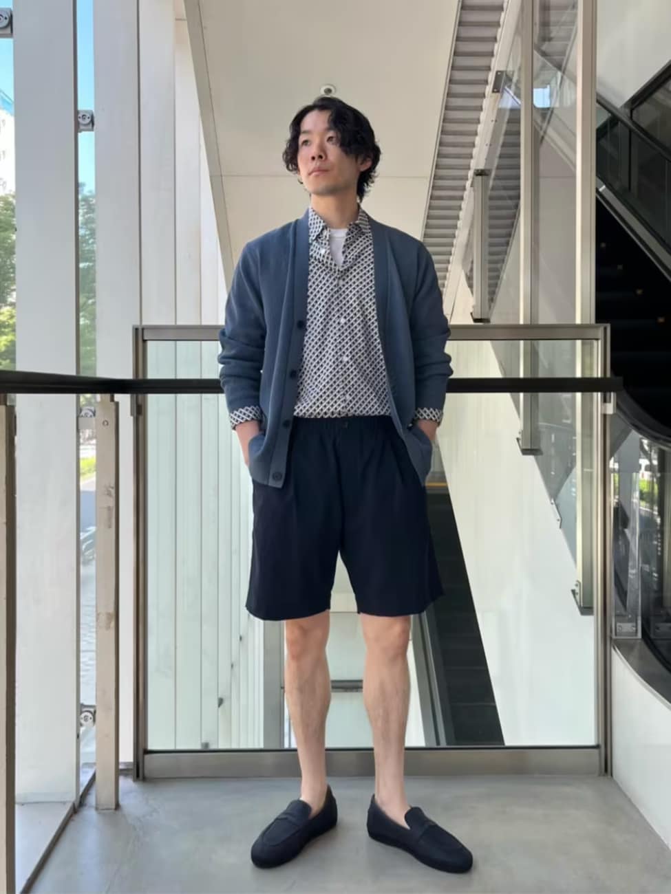 ▼ブラックのローファーで引き締めたリラクシーなコーデ