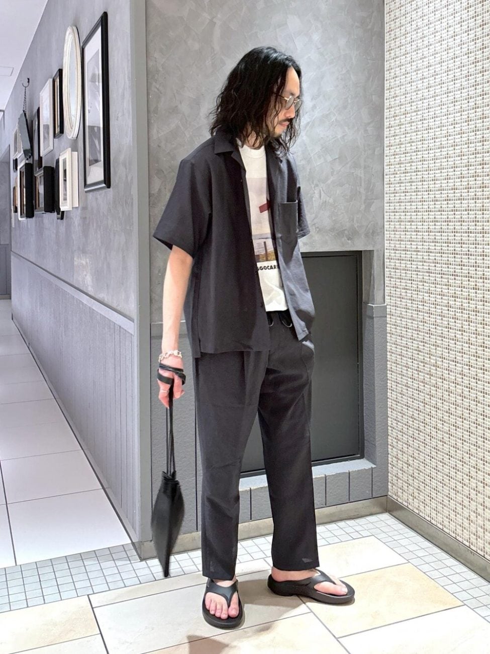 ▼ダークトーンでまとめられたクールなセットアップコーデ