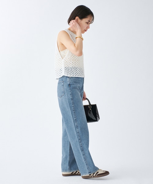 トップスで軽やかな印象をプラス