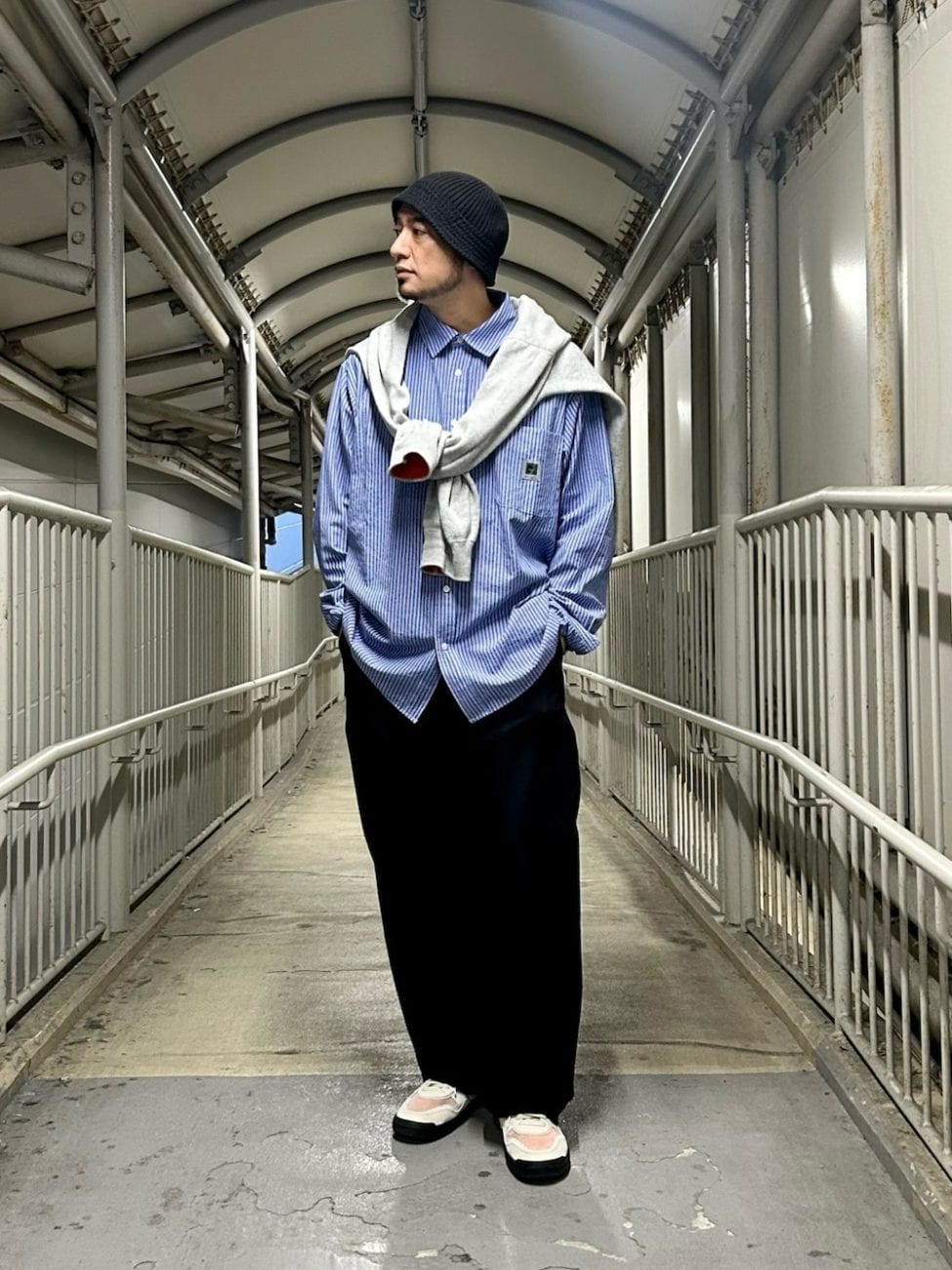 ▼ストライプ柄のシャツで品をもたらす