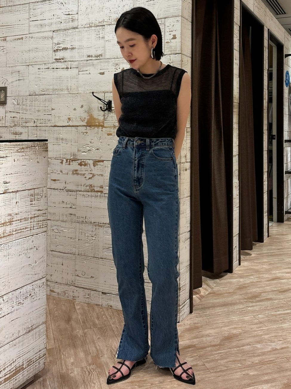 ▼シンプルコーデはディテールが鍵