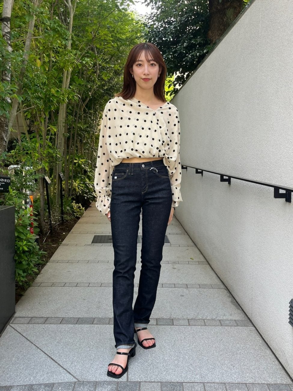 ▼ダークトーンで美脚コーデに導く