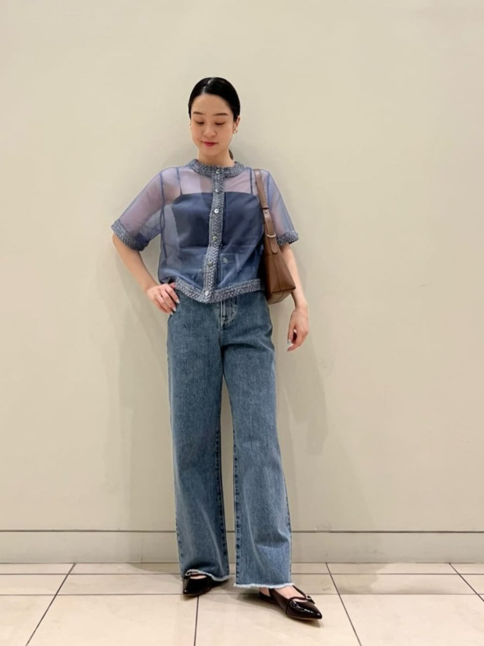 ▼華やぎトップスでレディに寄せる