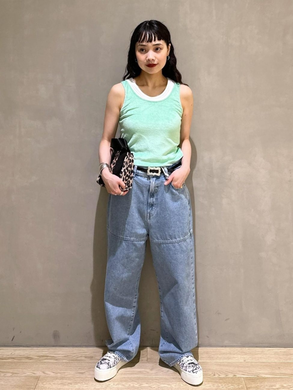 ▼タンクトップでヘルシーに肌見せ