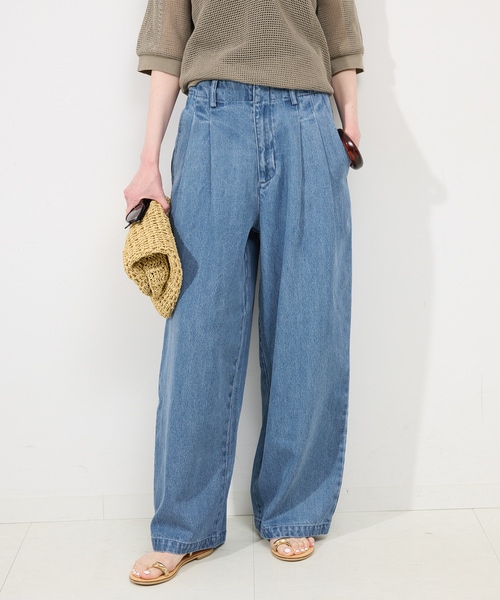 靴やバッグなどの小物で抜け感を演出