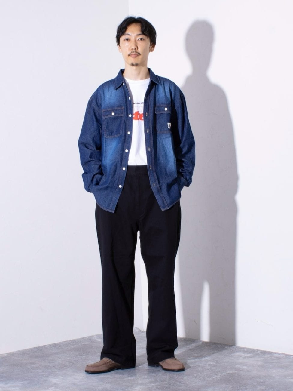 ▼深みのあるデニムシャツを主役にする