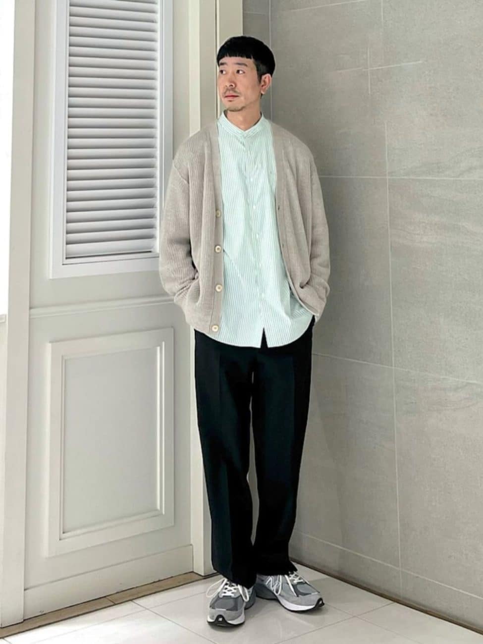 ▼リネンのカーディガンで軽快さアップ