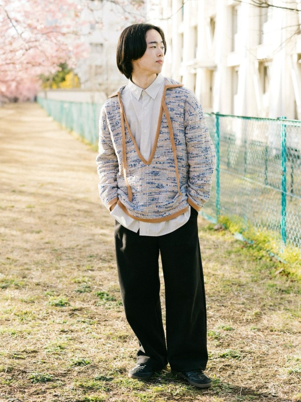 ▼シンプルな装いでニットを引き立てる