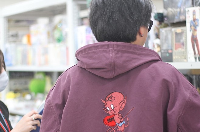 インタビューに答える店長