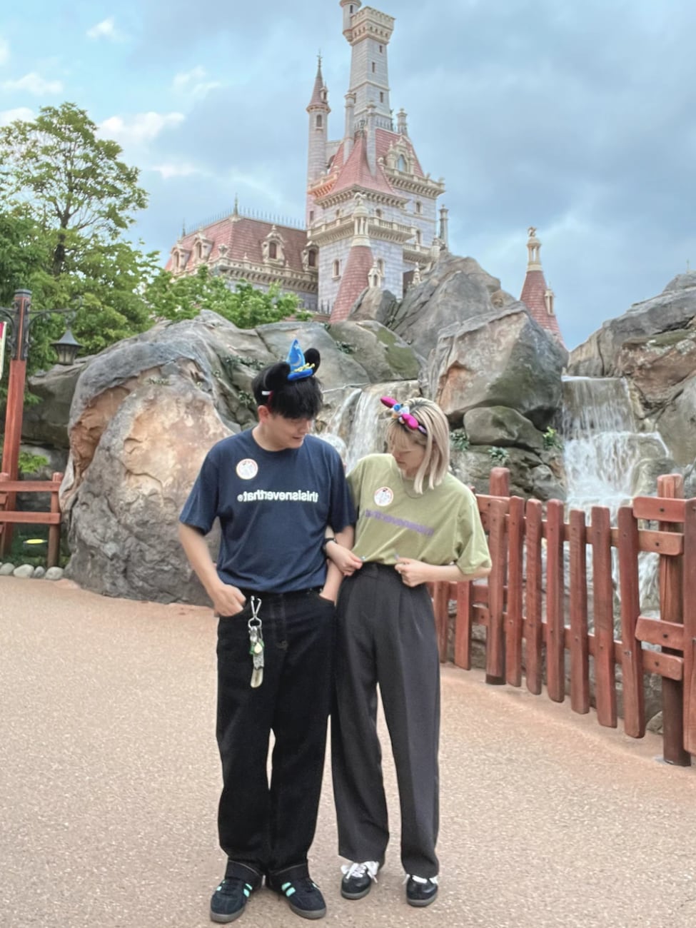 ▼色違いTシャツのカップルコーデ