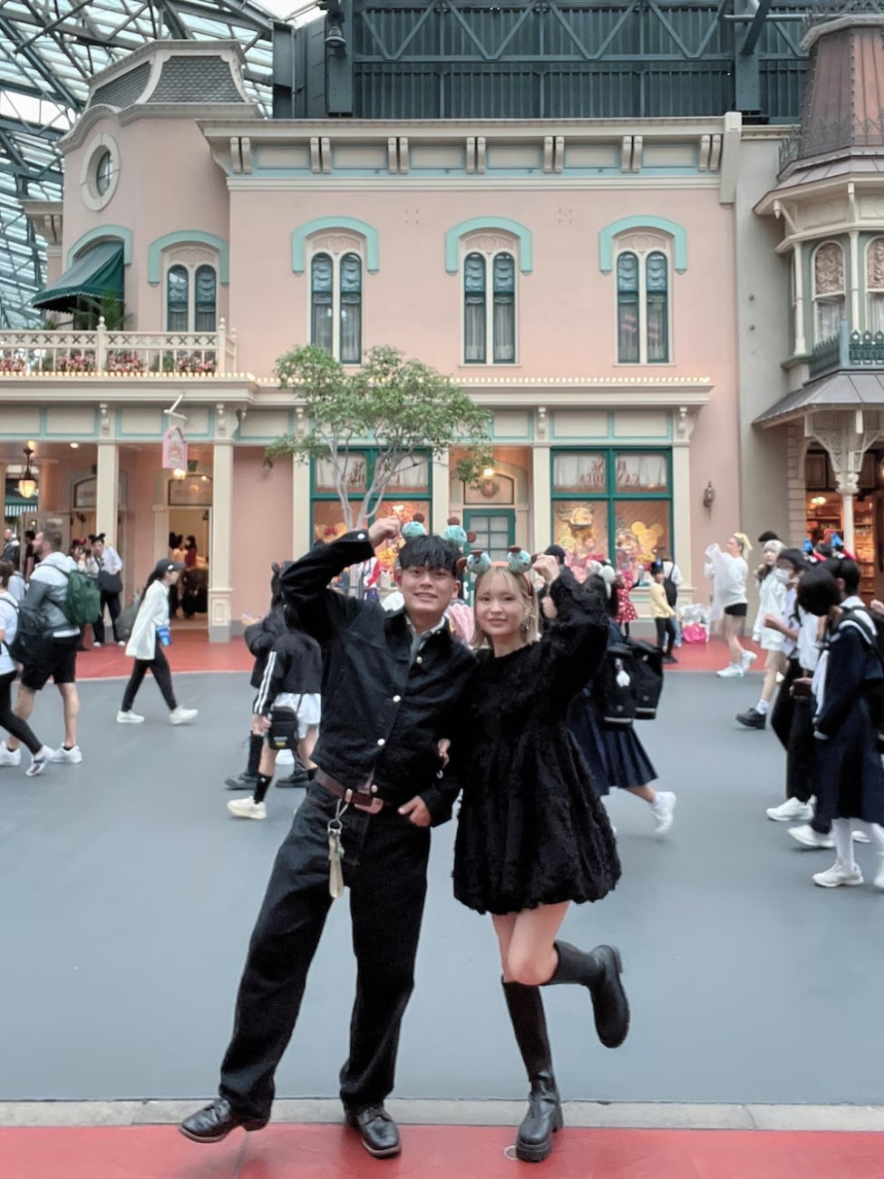 ▼オールブラックカップルコーデ