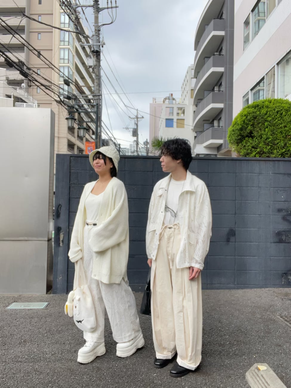 ▼オールホワイトのナチュラルカップルコーデ