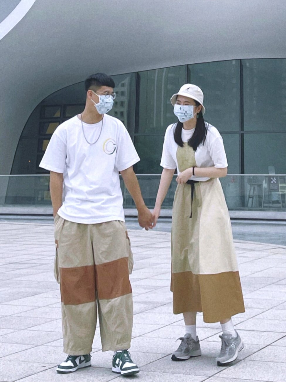 ▼遊び心のあるカラーリングのカップルコーデ