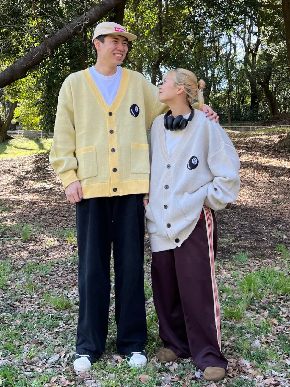 ▼色違いカーデのカップルコーデ
