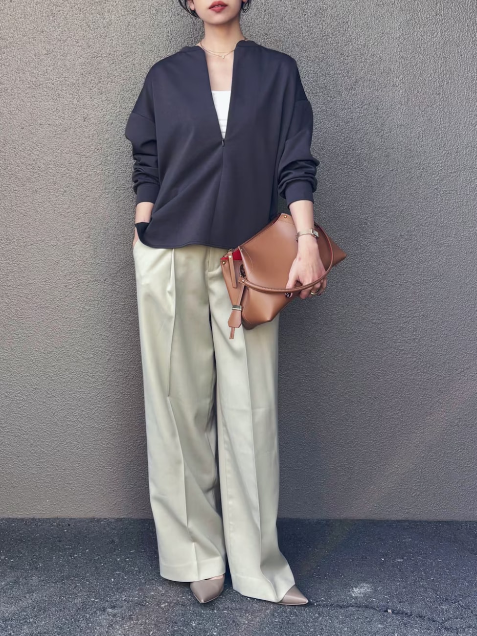 ▼チャコールグレーとブラウンで上品なカラーリングにまとめて