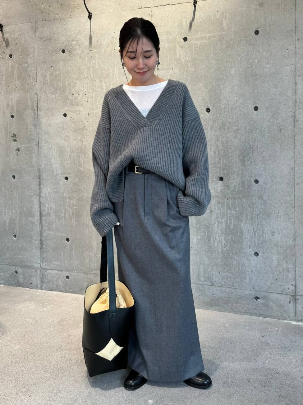 ▼胸元がざっくりあいたVネックニットはゆるく着こなすのが◎