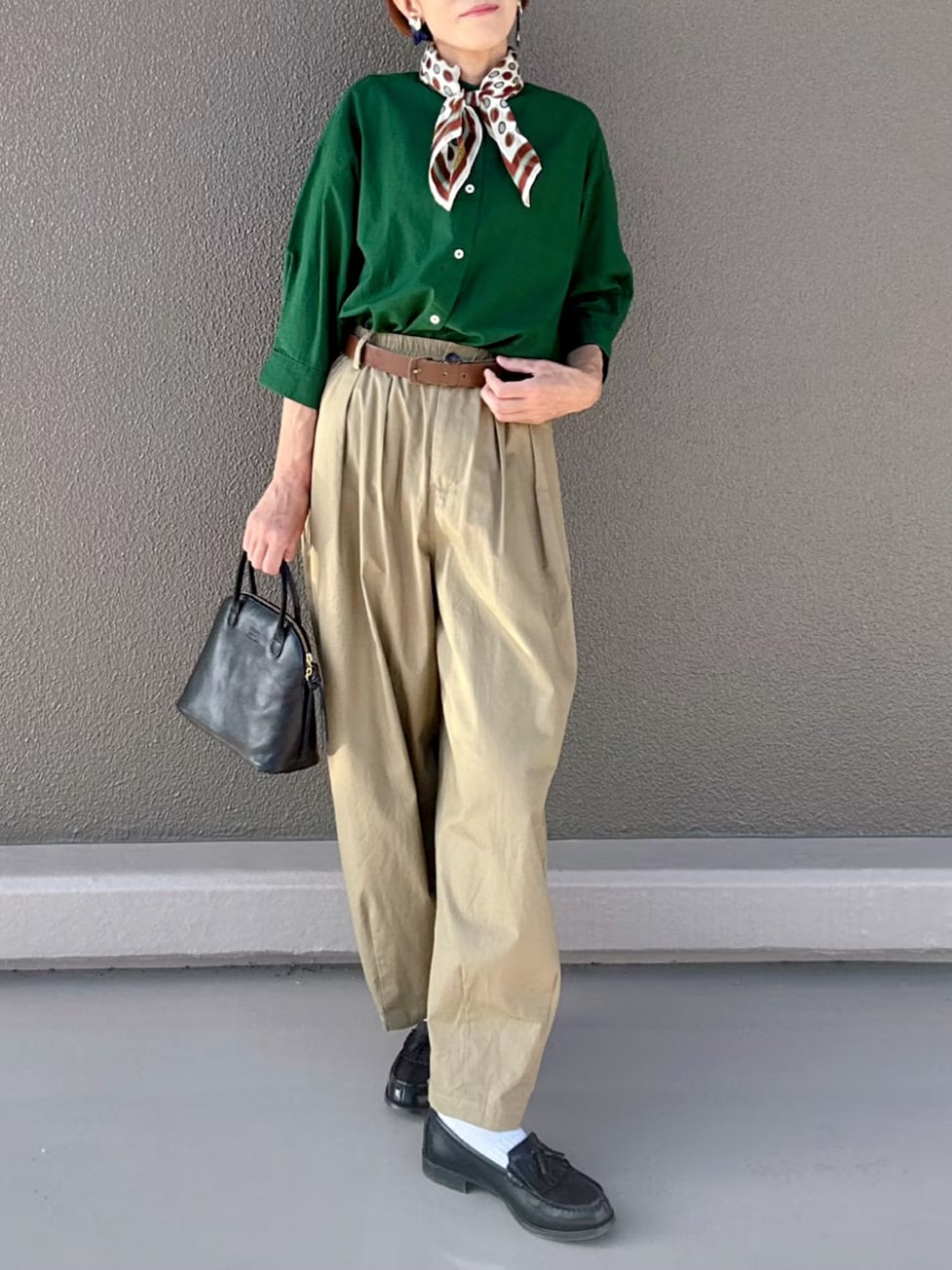 ▼パキッとしたグリーンのシャツにスカーフを巻いてドラマティックに