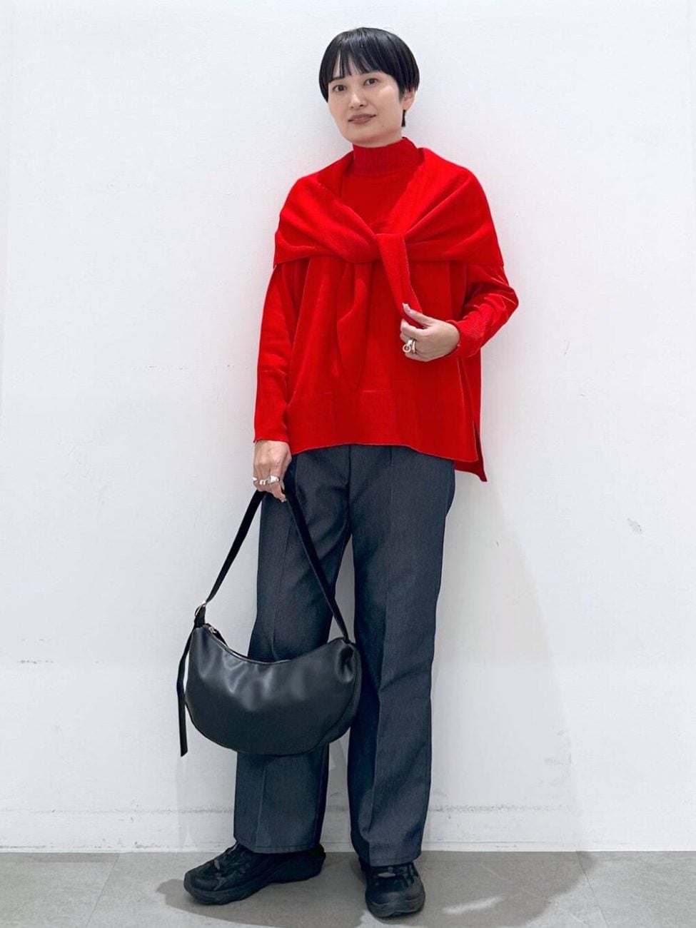 ▼タートルニット×ニットスカーフのセットでモードな雰囲気に