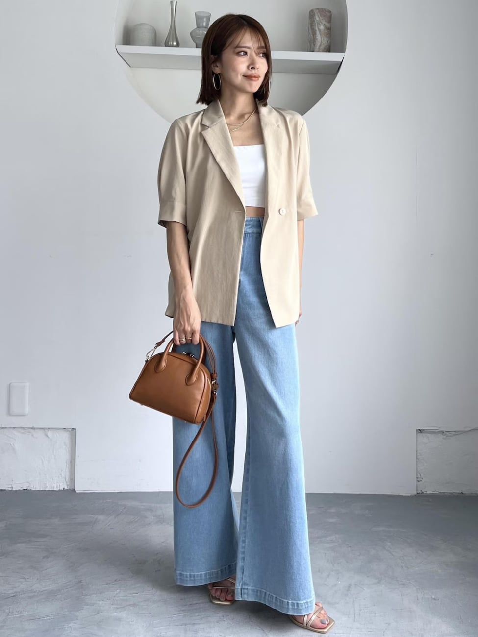 ▼シャツをジャケット風に羽織ってカジュアルに