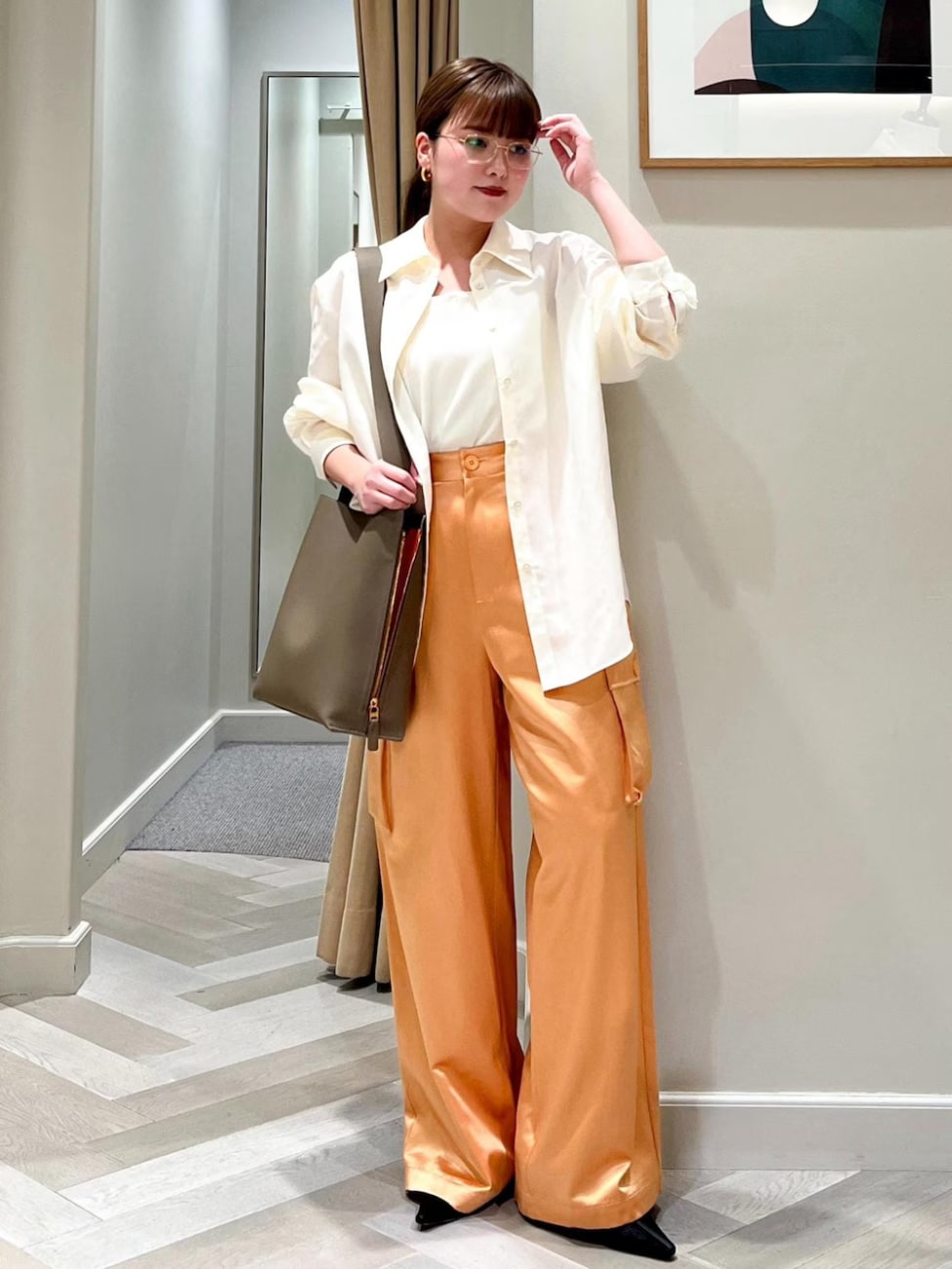 ▼オレンジ×オフホワイトでつくるヘルシーな暖色系コーデ