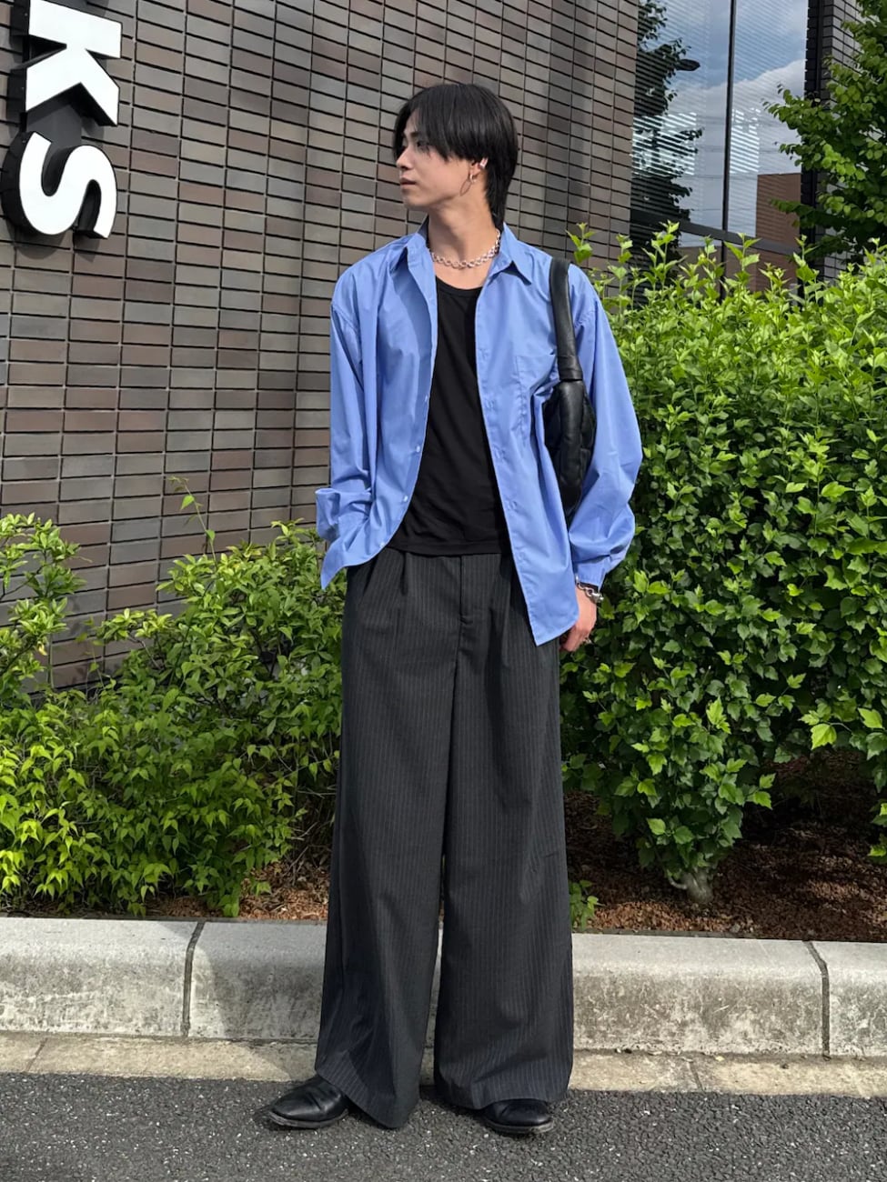 ▼清涼感たっぷりのブルーのシャツと合わせて爽やかに