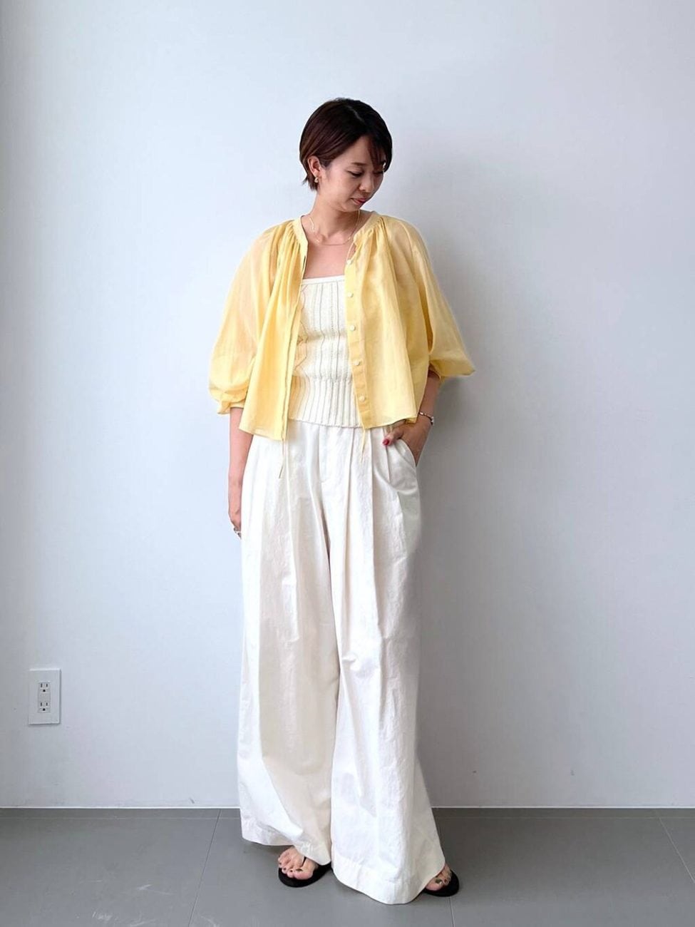▼ギャザーの効いたエアリーなブラウスで軽やかなコーデに