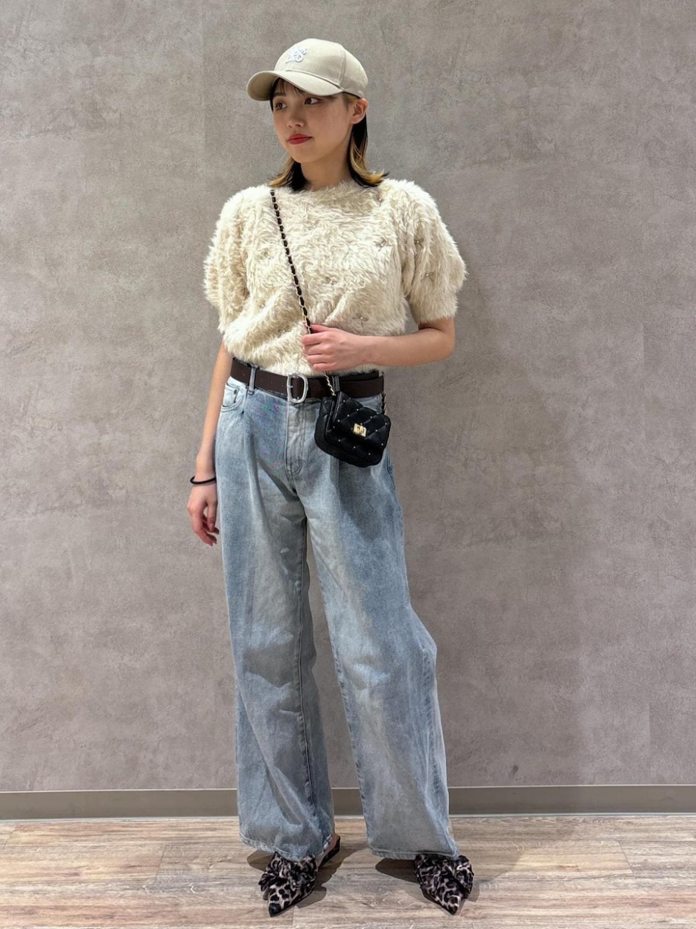 ▼フェザーの質感がかわいいニットでガーリーテイストに