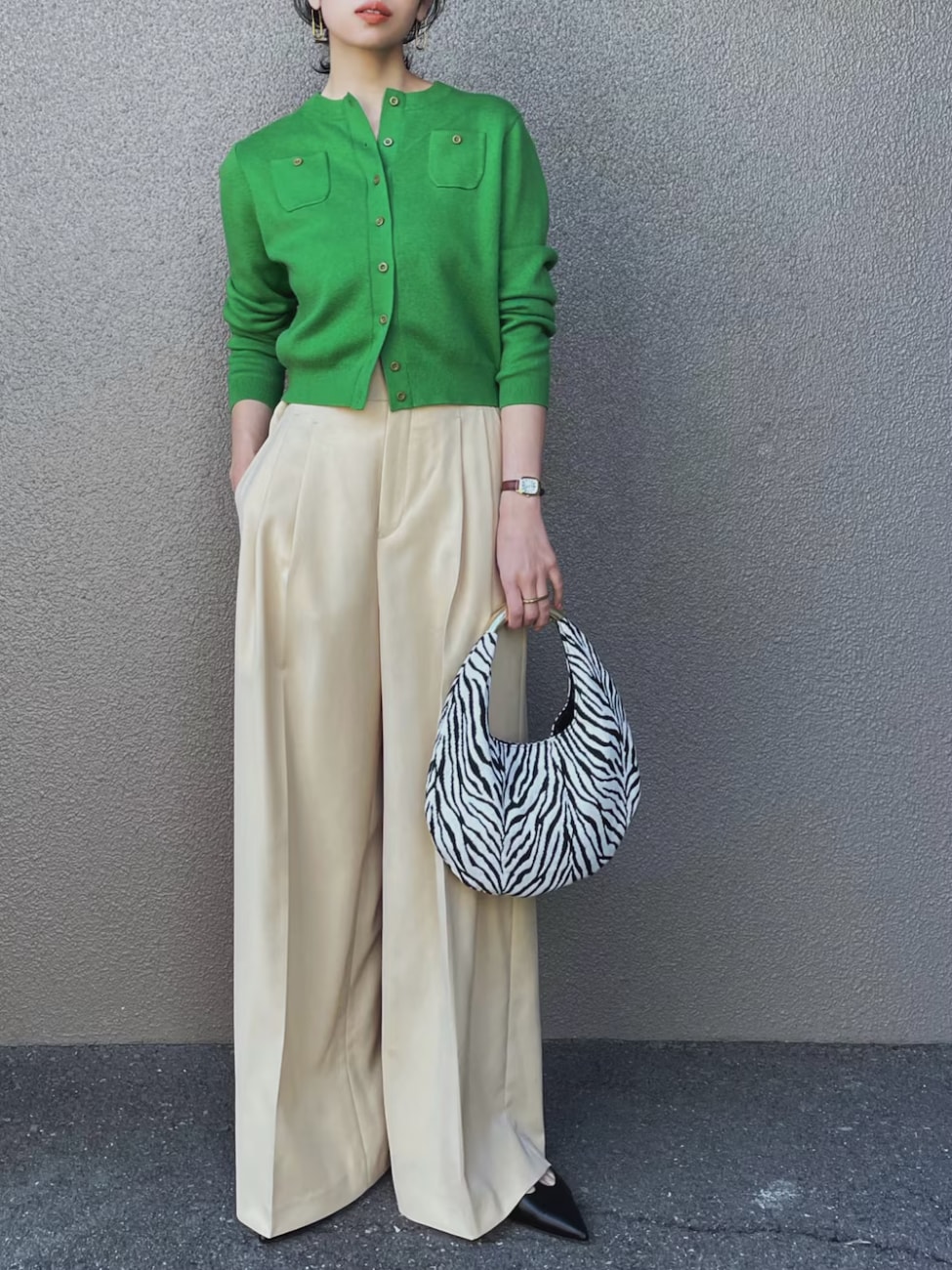 ▼鮮やかなグリーンのカーディガンと合わせてフレッシュに