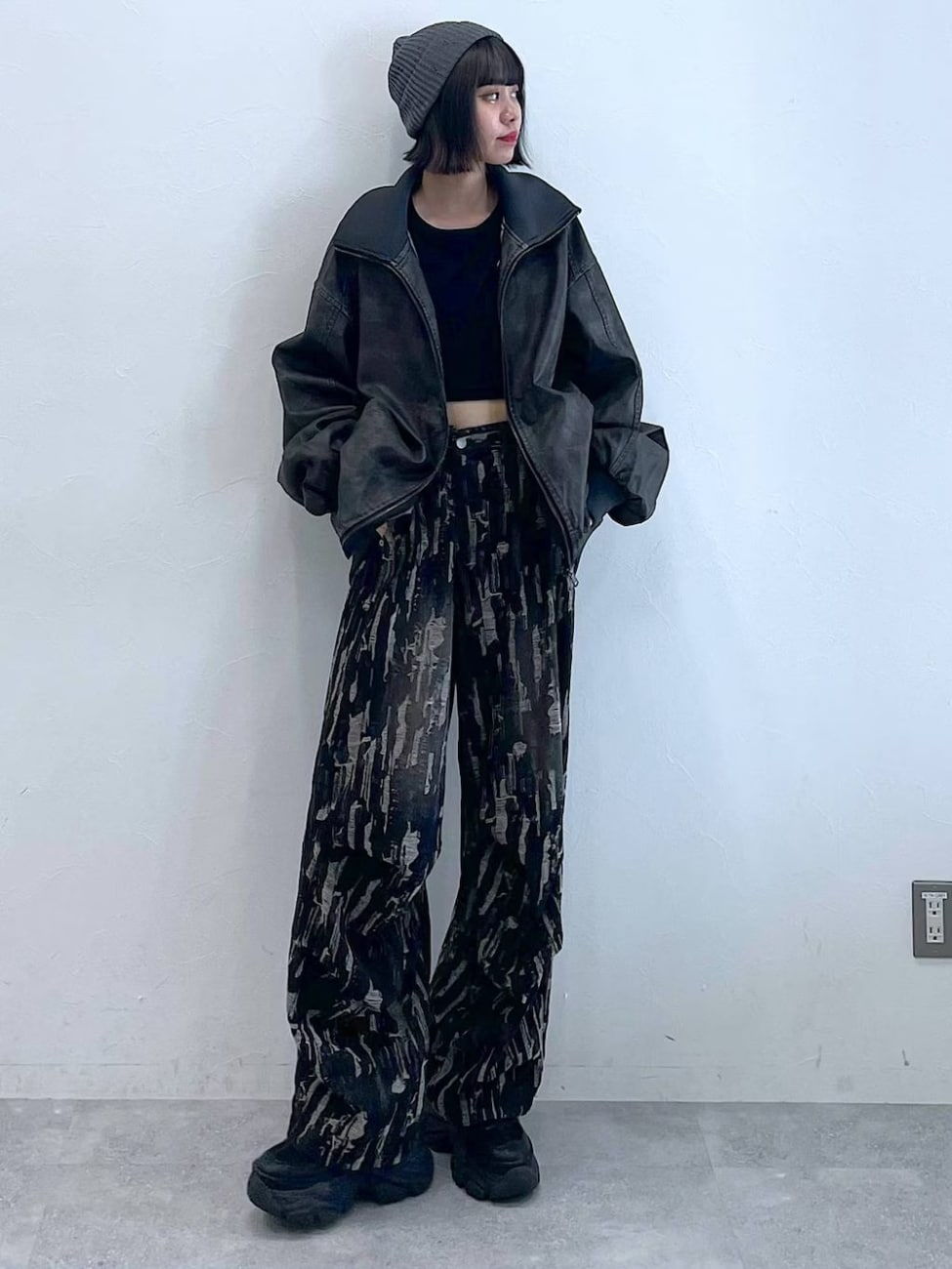 ▼メンズライクな韓国コーデはダークトーンでクールにまとめて