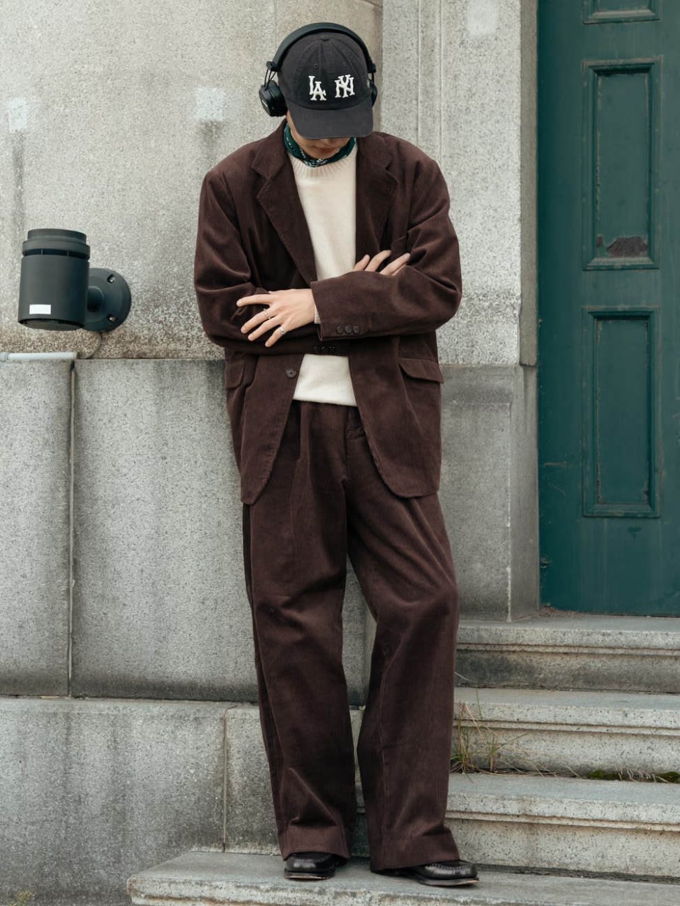 ▼こっくりとしたブラウンのコーデュロイセットアップでクラシックに