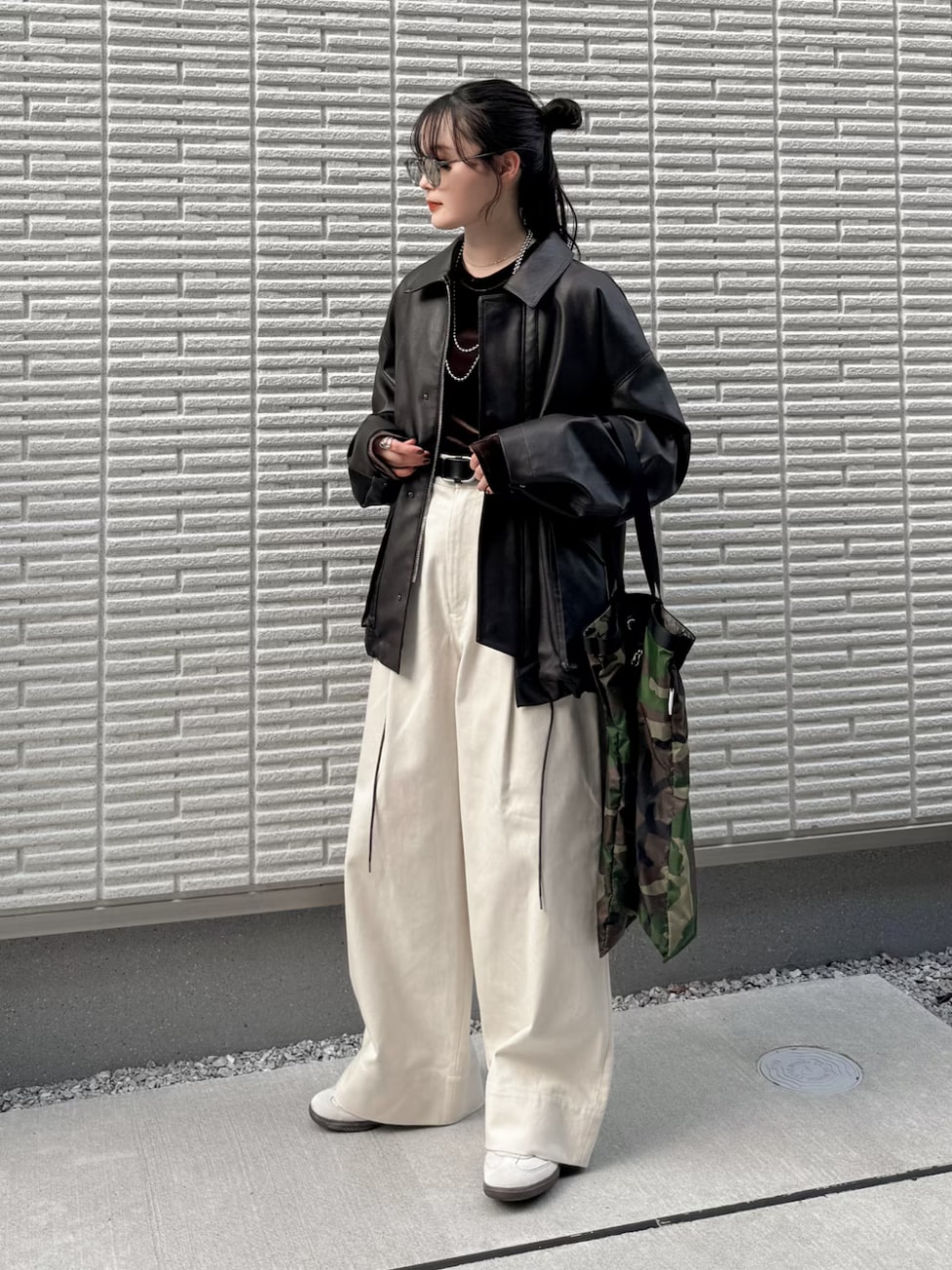 ▼レザー調のブルゾンでハンサムな雰囲気にまとめてみるのも◎