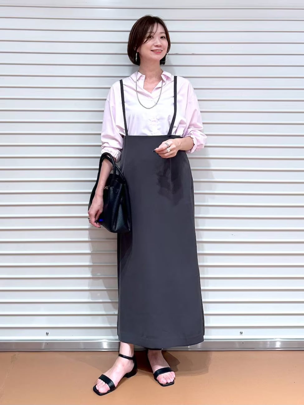 ▼華奢な肩紐付きのスカートできれいめベーシックなコーデに華奢な肩紐がワンポイントになっているスカートを着用した秋コーデ。ネックレスやサンダルのストラップが同じような太さなので、全体的に統一感のあるスタイリングになっています。
フェミニンな雰囲気のコーデをナチュラルな雰囲気で楽しみたいという40代・50代の方におすすめの着こなしです。