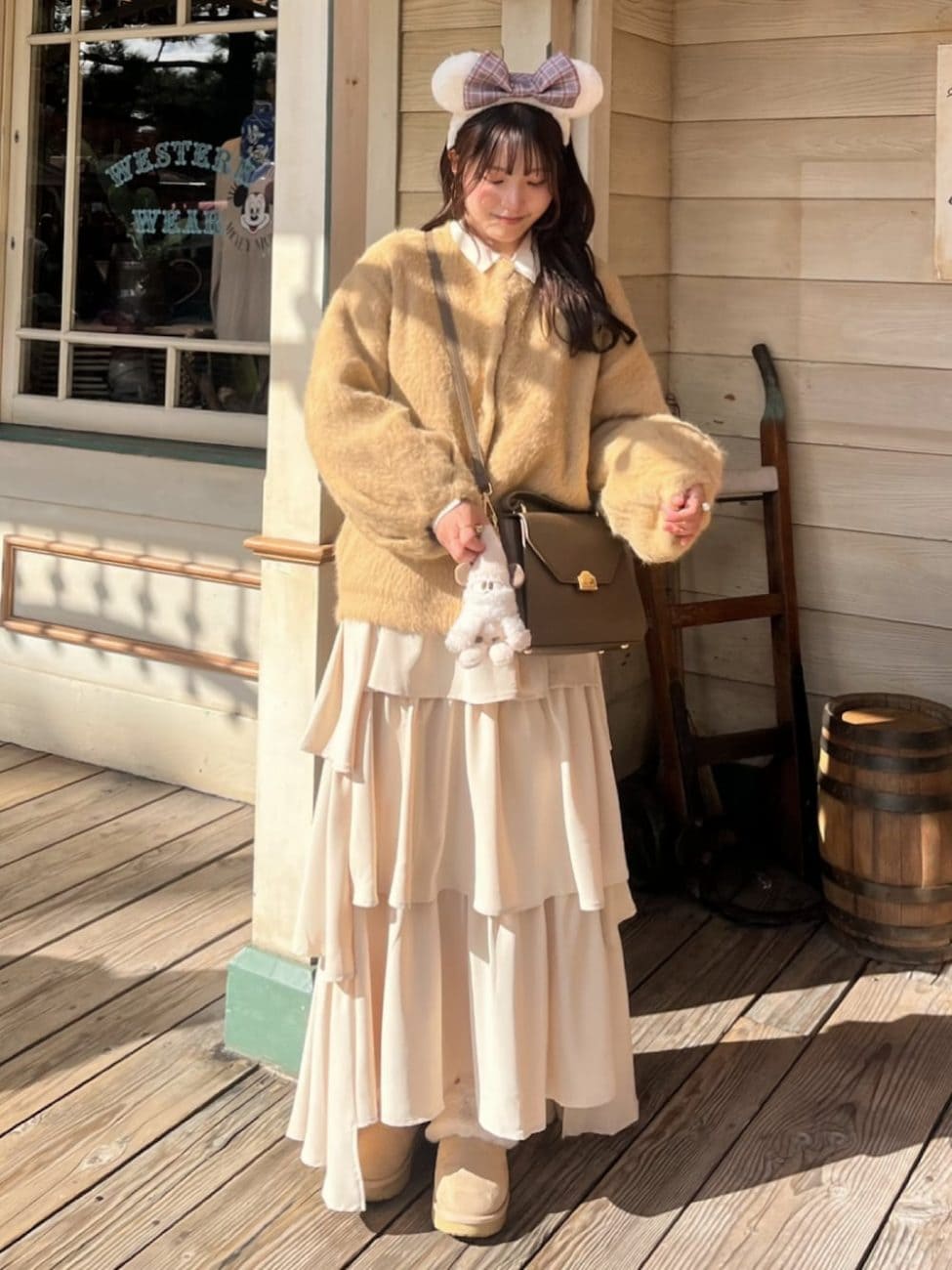 カーディガンをアウター代わりに